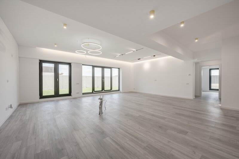 Bucuresti Nord, Pipera, 4 camere, 155 mp utili, 188 mp curte, parter.