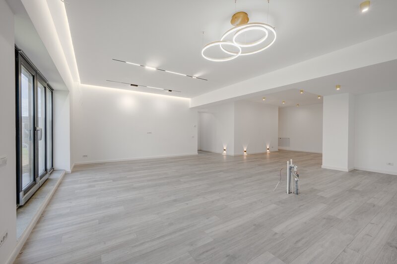 Bucuresti Nord, Pipera, 4 camere, 155 mp utili, 188 mp curte, parter.