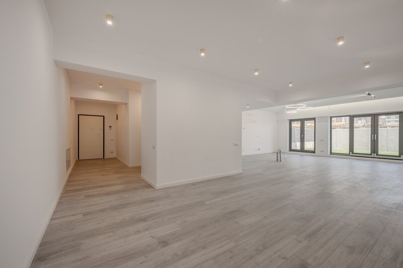 Bucuresti Nord, Pipera, 4 camere, 155 mp utili, 188 mp curte, parter.